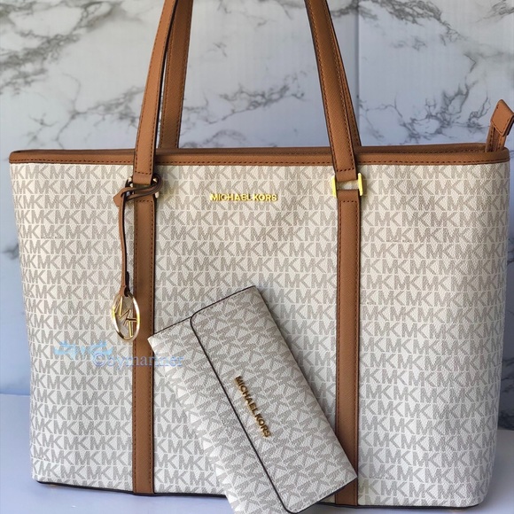 Michael Kors Handbags - 🍀 Michael Kors Sady Vanilla Signature Tote Wallet